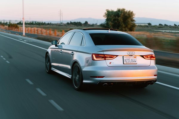 How are UK automakers enhancing customer experience with digital technology?